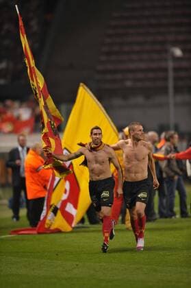 Fabien Laurenti (li.) und Romain Sartre (beide Lens) jubeln - Lens feiert den Aufstieg -  Fußball Herren Ligue 2 2008 2009, 2. Französische Liga, RC Lens, Racing Club de Gruppe Lens Freude,