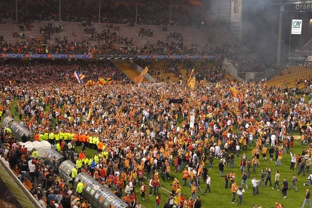 Fans des RC Lens auf dem Spielfeld des Stade Felix Bollaert - Lens feiert den Aufstieg -  Fußball Herren Ligue 2 2008 2009, 2. Französische Liga, RC Lens, Racing Club de Totale Stade Felix Bollaert Lens Freude,