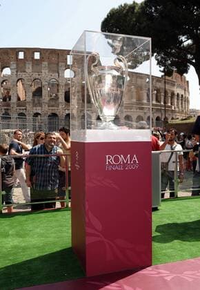 Trophäe der Champions League vor dem Kolosseum in Rom - (AS09052308) Fußball EC 1 Herren Champions League Festival 2008 2009, Pressetermin, Finale Einzelbild o0 Eröffnung Rom o0 Italien