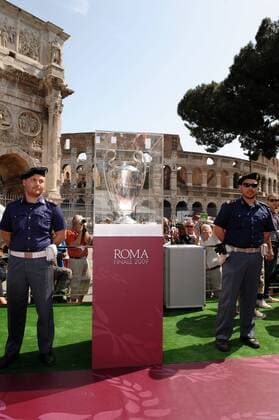 Trophäe der Champions League vor dem Kolosseum in Rom - (AS09052305) Fußball EC 1 Herren Champions League Festival 2008 2009, Pressetermin, Finale Gruppe o0 Eröffnung Rom o0 Italien