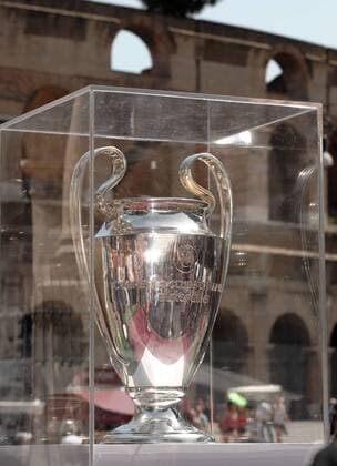 Trophäe der Champions League vor dem Kolosseum in Rom - (AS09052311) Fußball EC 1 Herren Champions League Festival 2008 2009, Pressetermin, Finale Einzelbild o0 Eröffnung Rom o0 Italien