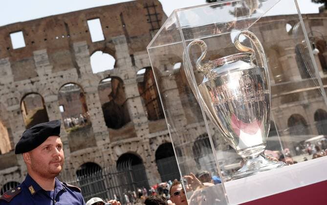 Trophäe der Champions League vor dem Kolosseum in Rom - (AS09052307) Fußball EC 1 Herren Champions League Festival 2008 2009, Finale, Pressetermin Einzelbild o0 Eröffnung Rom o0 Italien