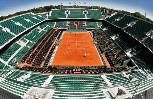 Centre Court Philippe Chatrier, Austragungsort der French Open -  Tennis French Open 2009, Grand Slam, ATP WTA Tour, Sand, Sandplatz, Sandplatztennis, Sandplatzturnier Totale Roland Garros Paris Leere,