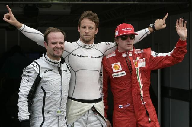 Jenson Button (England, Mitte) holt sich die Pole Position beim GP von Monaco 2009 vor Teamkollege Rubens Barrichello (li., Brasilien beide Brawn GP) und Kimi Räikkönen (Finnland Ferrari) Motorsport Grand Prix Herren Großer Preis von Monaco 2009, Formel 1 Weltmeisterschaft, F1, F, GP, WM Gruppe Monte Carlo