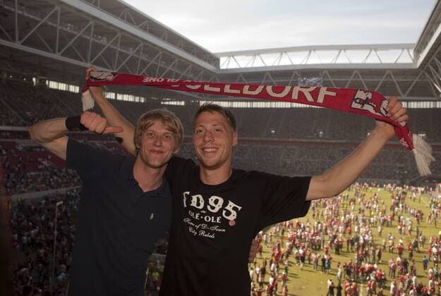 Andreas Lambertz (Düsseldorf, re.) feiert mit einem Fan den Aufstieg in die zweite Bundesliga Fußball Herren 3. Liga 2008 2009, Fortuna Düsseldorf, Aufstieg, Aufsteiger, Feier, feiern, Aufstiegsfeier Gruppe Düsseldorf Begeisterung, Freude,