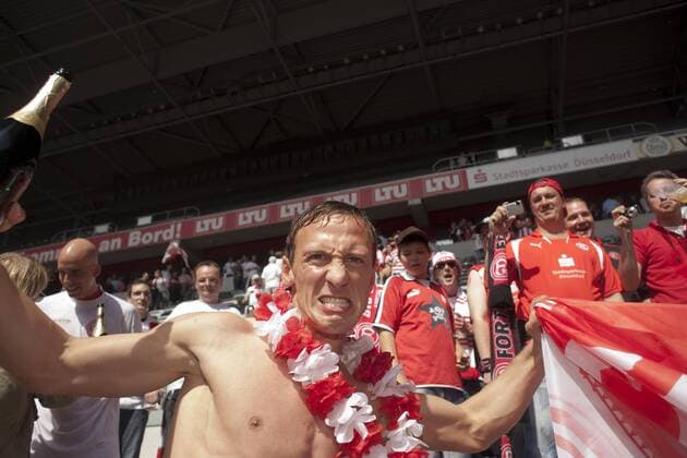 Ahmet Cebe (Düsseldorf) feiert den Aufstieg in die zweite Bundesliga Fußball Herren 3. Liga 2008 2009, Fortuna Düsseldorf, Aufstieg, Aufsteiger, Feier, feiern, Aufstiegsfeier Einzelbild Düsseldorf Begeisterung, Freude,