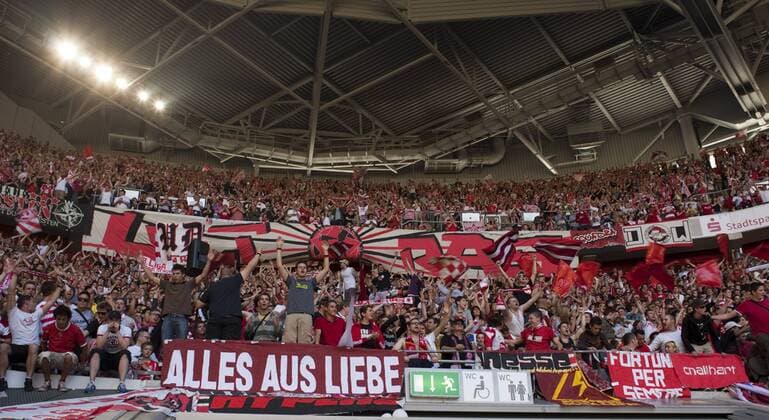 Alles aus Liebe - Fans von Fortuna Düsseldorf feiern den Aufstieg Fußball Herren 3. Liga 2008 2009, Fortuna Düsseldorf, Aufstiegsfeier Totale Düsseldorf