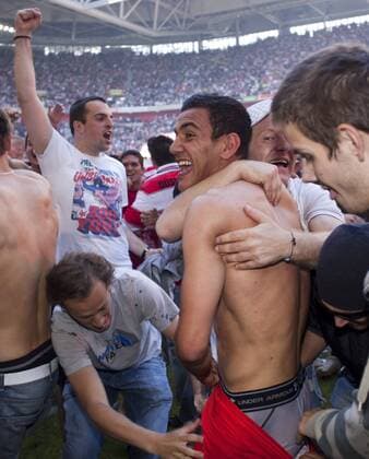 Fortuna Düsseldorf feiert den Aufstieg - Die Fans gehen Deniz Kadah an die Wäsche Fußball Herren 3. Liga 2008 2009, Fortuna Düsseldorf, Aufstiegsfeier Gruppe Düsseldorf Freude,