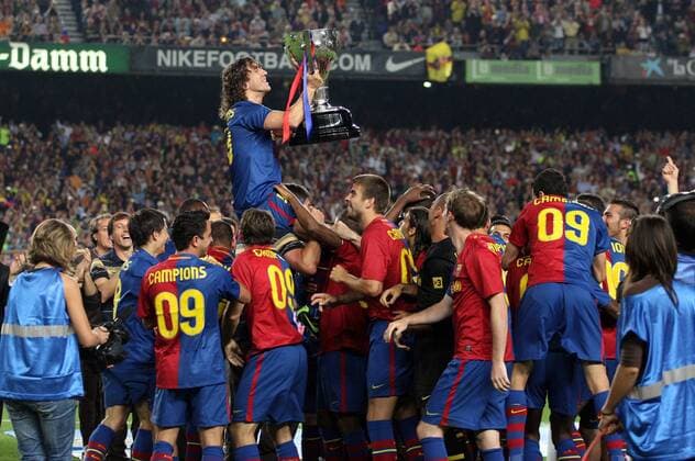 FC Barcelona gewinnt die spanische Meisterschaft 2009 - Carles Puyol präsentiert die Trophäe -  (6H7W7167) Fußball Herren Primera Division 2008 2009, 1. Spanische Liga, FC Barcelona, Barca Totale Barcelona Freude,