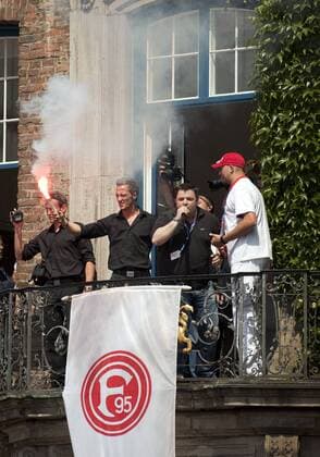 Ahmet Cebe (Düsseldorf, 2.v.li.) feiert den Aufstieg 2009 auf dem Düsseldorfer Rathausbalkon Fußball Herren 3. Liga 2008 2009, Fortuna Düsseldorf, Aufstieg, Aufsteiger, Aufstiegsfeier Gruppe Düsseldorf Freude,