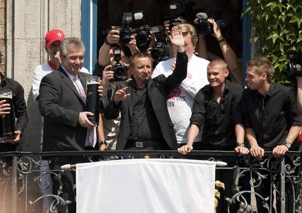 Trainer Norbert Meier (Düsseldorf, Mitte) feiert den Aufstieg 2009 auf dem Düsseldorfer Rathausbalkon Fußball Herren 3. Liga 2008 2009, Fortuna Düsseldorf, Aufstieg, Aufsteiger, Aufstiegsfeier Gruppe Düsseldorf Freude,