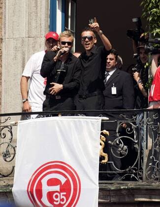 Claus Costa (2.v.li.) und Ranisav Jovanovic (beide Düsseldorf) feiern den Aufstieg 2009 auf dem Düsseldorfer Rathausbalkon Fußball Herren 3. Liga 2008 2009, Fortuna Düsseldorf, Aufstieg, Aufsteiger, Aufstiegsfeier Gruppe Düsseldorf Freude,