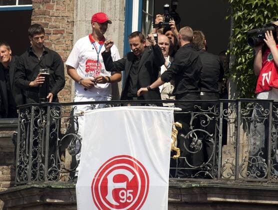 Trainer Norbert Meier (Düsseldorf, Mitte) feiert den Aufstieg 2009 auf dem Düsseldorfer Rathausbalkon Fußball Herren 3. Liga 2008 2009, Fortuna Düsseldorf, Aufstieg, Aufsteiger, Aufstiegsfeier Gruppe Düsseldorf Freude,