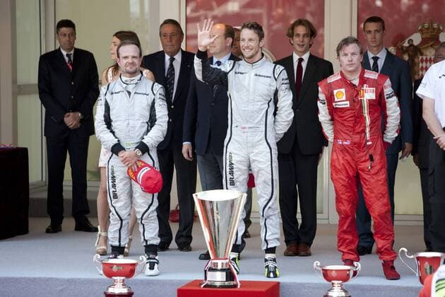Siegerehrung Großer Preis von Monaco 2009: Jenson Button (England, Mitte) gewinnt vor Rubens Barrichello (Brasilien beide Brawn GP, li.) und Kimi Räikkönen (Finnland Ferrari) -  Motorsport Grand Prix Herren Großer Preis von Monaco 2009, Formel 1 Weltmeisterschaft, F1, F, GP, WM, Gruppe Monte Carlo Freude,