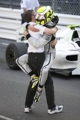 Jenson Button (re.) feiert mit Geschäftsführer Nick Fry (beide England Brawn GP) den Sieg beim Großen Preis von Monaco 2009 -  Motorsport Grand Prix Herren Großer Preis von Monaco 2009, Formel 1 Weltmeisterschaft, F1, F, GP, WM, Gruppe Monte Carlo Begeisterung, Freude,