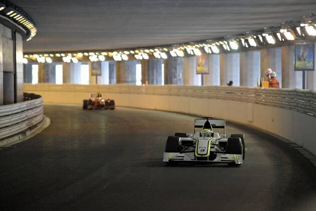 Jenson Button (England Brawn GP, vorn) im Tunnel Motorsport Grand Prix Herren Großer Preis von Monaco 2009, Formel 1 Weltmeisterschaft, F1, F, GP, WM Gruppe Monte Carlo