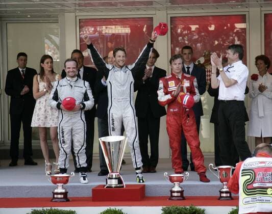 Siegerehrung beim Großen Preis von Monaco 2009: Jenson Button (England, Mitte) gewinnt vor Rubens Barrichello (li., Brasilien beide Brawn GP) und Kimi Räikkönen (Finnland Ferrari) Motorsport Grand Prix Herren Großer Preis von Monaco 2009, Formel 1 Weltmeisterschaft, F1, F, GP, WM Gruppe Monte Carlo Begeisterung, Freude,