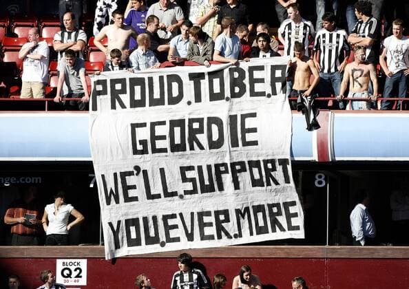 Fans aus Newcastle sind trotz des Abstiegs stolz ein Geordie zu sein - EDITORIAL USE ONLY. No use with unauthorised audio, video, data, fixture lists, club league logos or live services. Online in-match use limited to 120 images, no video emulation. No use in betting, games or single club league player publications. Fußball Herren English Premier League 2008 2009, 1. Englische Liga, United Totale Birmingham Enttäuschung,