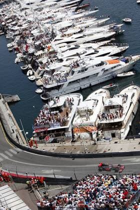 Heikki Kovalainen (Finnland McLaren Mercedes) mit seinem Boliden in der Tabac Kurve am Yachthafen von Monaco Motorsport Grand Prix Herren Großer Preis von Monaco 2009, Formel 1 Weltmeisterschaft, F1, F, GP, WM Totale Circuit de Monaco o0 Stadtkurs Monte Carlo