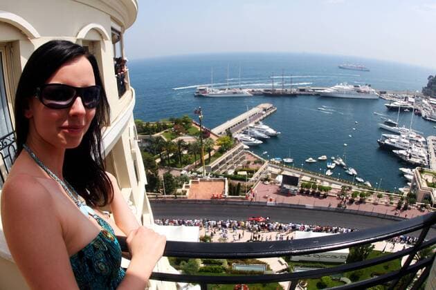 Weiblicher Motorsportfan beobachtet von ihrem Balkon mit Meerblick im Hotel de Paris Kimi Räikkönen (Finnland Ferrari) mit seinem Boliden in der Massenet Kurve - - ZUMAs04 Motorsport Grand Prix Herren Großer Preis von Monaco 2009, Formel 1 Weltmeisterschaft, F1, F, GP, WM, Totale o0 Stadtkurs Circuit de Monaco Monte Carlo
