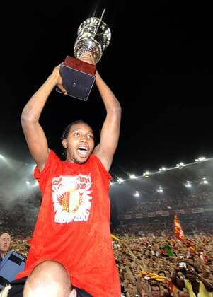 Dieumerci Mbokani (Standard Lüttich) bejubelt die belgische Meisterschaft mit der Trophäe -  Fußball Herren Jupiler League 2008 2009, 1. Liga, Standard Liege, Lüttich Einzelbild Lüttich Freude, Begeisterung,