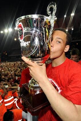 Axel Witsel (Standard Lüttich) bejubelt die belgische Meisterschaft mit der Trophäe -  Fußball Herren Jupiler League 2008 2009, 1. Liga, Standard Liege, Lüttich Einzelbild Lüttich Glück, Freude,
