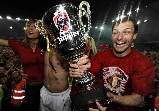Milan Jovanovic (Standard Lüttich) bejubelt die belgische Meisterschaft mit der Trophäe -  Fußball Herren Jupiler League 2008 2009, 1. Liga, Standard Liege, Lüttich Einzelbild Lüttich Freude, Begeisterung,
