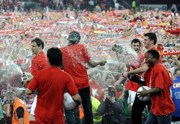 Standard Lüttich bejubelt feuchtfröhlich die belgische Meisterschaft -  Fußball Herren Jupiler League 2008 2009, 1. Liga, Standard Liege, Lüttich Gruppe Lüttich Freude, Begeisterung,