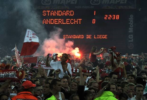 Fans von Standard Lüttich freuen sich über das 1:0 ihrer Mannschaft gegen Anderlecht -  Fußball Herren Jupiler League 2008 2009, 1. Liga, Standard Liege - RSC Anderlecht 1:0 Totale Lüttich