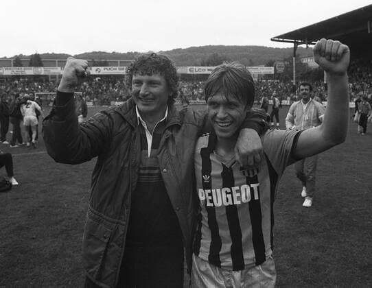 Trainer Uwe Klimaschefski (li.) und Ernst Traser (beide Saarbrücken) feiern den Aufstieg in die erste Bundesliga Fußball Herren Saison 1984 1985, Relegation, Relegationsspiel, 1. FC Saarbrücken Gruppe Saarbrücken Freude,