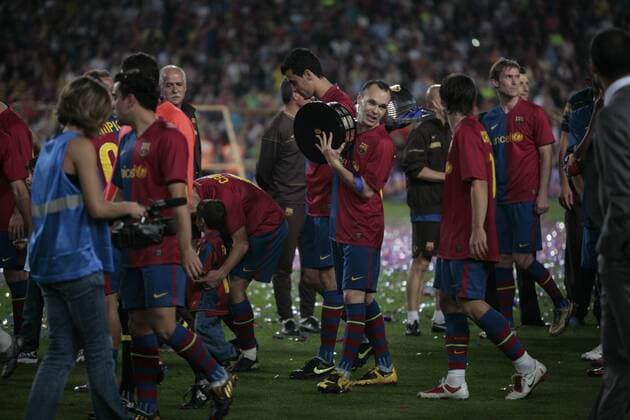 Andres Iniesta (Mitte) trägt die Trophäe - Der FC Barcelona ist spanischer Meister und Pokalsieger 2009 -  - NOxONLINExUSE Fußball Herren Primera Division 2008 2009, 1. Spanische Liga, FC Barcelona, Barca, Meisterschaft, Meister, Vdig Gruppe Barcelona Freude,