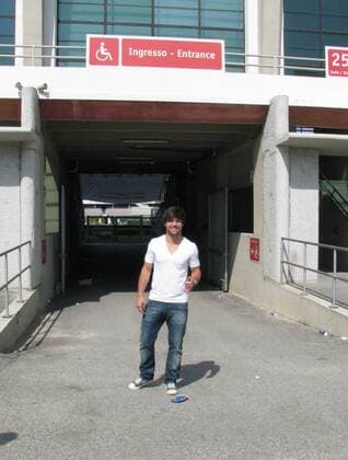 Diego anlässlich der Vertragsverhandlungen mit Juventus Turin vor dem Stadio Delle Alpi Fußball Herren Saison 2009 2010, Juve Einzelbild Turin Freude,
