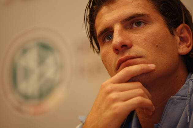 Mario Gomez (Deutschland) - Pressekonferenz -  (CFP399293222) Fußball Herren Nationalmannschaft 2009, Pressekonferenz, Pressetermin o0 Asienreise Einzelbild Shanghai Nachdenklichkeit,