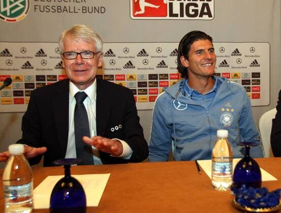 DFL Präsident Reinhard Rauball (li.) und Mario Gomez (beide Deutschland) - Pressekonferenz -  (CFP399293210) Fußball Herren Nationalmannschaft 2009, Pressekonferenz, Pressetermin o0 Asienreise Gruppe Shanghai