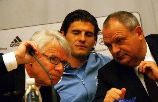 DFL Präsident Reinhard Rauball (li.), Mario Gomez und DFB Pressesprecher Harald Stenger (alle Deutschland) - Pressekonferenz -  (CFP399293212) Fußball Herren Nationalmannschaft 2009, Pressekonferenz, Pressetermin o0 Asienreise Gruppe Shanghai