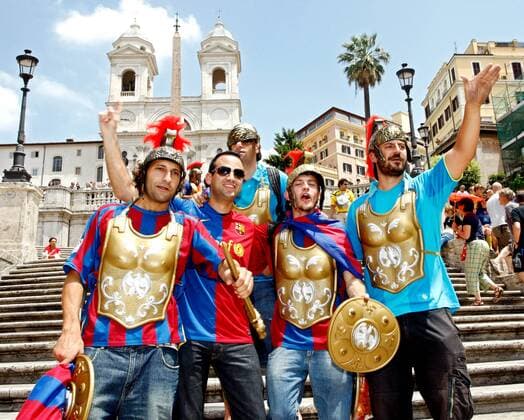 Als Legionäre verkleidete Fans des FC Barcelona stimmen sich an der Spanischen Treppe in Rom auf das Champions League Finale ein -  Fußball EC 1 Herren Vorschau Champions League 2008 2009, Finale, Austragungsort, Stadt, Stadtbild, Barca Gruppe Rom Freude,