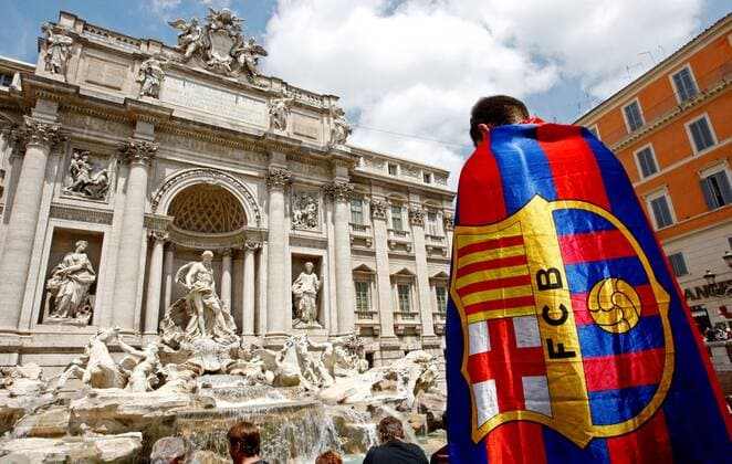 Andächtiger Fan des FC Barcelona bittet am Trevibrunnen in Rom um Beistand für sein Team, das in wenigen Stunden zum Champions League Finale antritt -  Fußball EC 1 Herren Vorschau Champions League 2008 2009, Finale, Austragungsort, Stadt, Stadtbild, Barca Einzelbild Rom