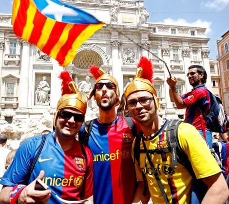 Als Legionäre verkleidete Fans des FC Barcelona stimmen sich vor dem Trevibrunnen in Rom auf das Champions League Finale ein -  Fußball EC 1 Herren Vorschau Champions League 2008 2009, Finale, Austragungsort, Stadt, Stadtbild, Barca Gruppe Rom