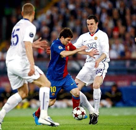 Lionel Messi (FC Barcelona, Mitte) gegen John O Shea (Manchester United, re.) -  Fußball EC 1 Herren Champions League Finale 2008 2009, Manu - Barca Gruppe Rom Dynamik,