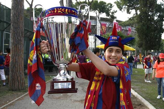 Junger FC Barcelona Fan mit einer Nachbildung des Champions League Pokals -  Fußball EC 1 Herren Champions League Finale 2008 2009, Barca Einzelbild Rom