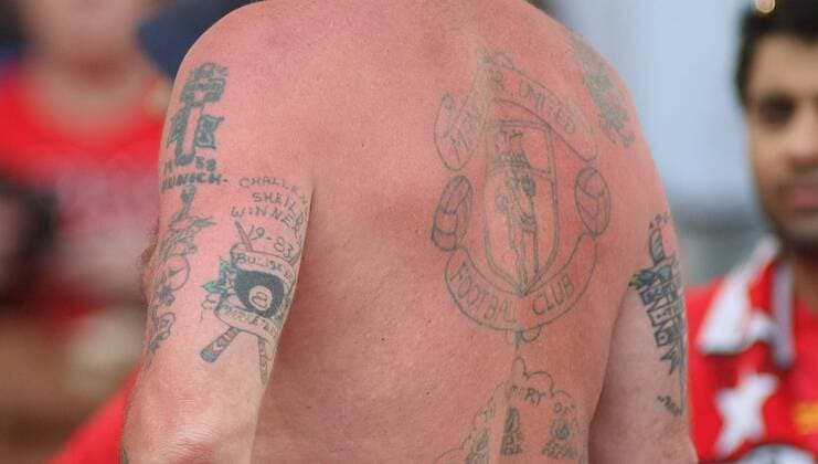 Manchester United Fan trägt das Logo seines Vereins als Tattoo auf dem Rücken -  Fußball EC 1 Herren Champions League 2008 2009, Finale, ManU Einzelbild Rom