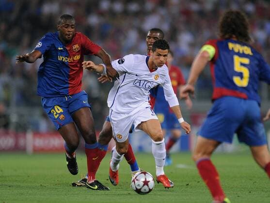 Cristiano Ronaldo (Manchester United, Mitte) gegen Yaya Toure (FC Barcelona, li.) - Fußball EC 1 Herren Champions League Finale 2008 2009, Manu - Barca Gruppe Rom Dynamik, Kampf,