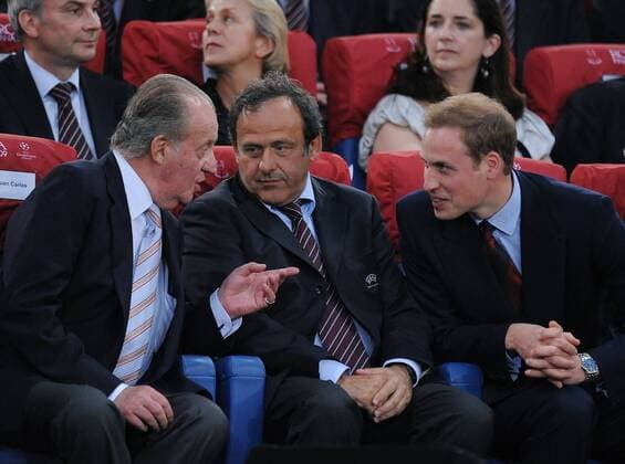 UEFA Präsident Michel Platini (Frankreich, Mitte) zwischen König Juan Carlos von Spanien (li.) und Prinz William (England) - Fußball EC 1 Herren Champions League Finale 2008 2009, Gruppe Rom