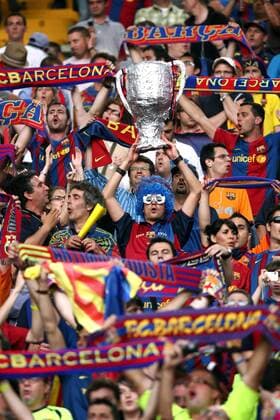 FC Barcelona Fan mit einer Nachbildung des Champions League Pokals -  Fußball EC 1 Herren Champions League Finale 2008 2009, Barca Totale Rom