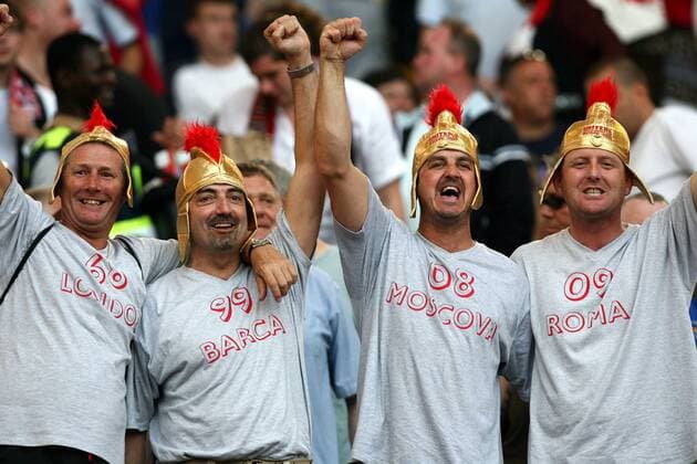 Manchester United Fans mit Römerhelmen erinnern mit ihren T Shirts an vergangene Erfolge in der Champions League -  Fußball EC 1 Herren Champions League Finale 2008 2009, Manu Gruppe Rom Freude,
