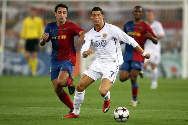 Cristiano Ronaldo (Manchester United, re.) gegen Xavi Hernandez (FC Barcelona) -  Fußball EC 1 Herren Champions League Finale 2008 2009, Manu - Barca Gruppe Rom Dynamik,