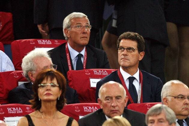 Nationaltrainer Fabio Capello (England, re.) und Nationaltrainer Marcello Lippi (Italien, hi.) auf der Tribüne -  Fußball EC 1 Herren Champions League Finale 2008 2009, Gruppe Rom