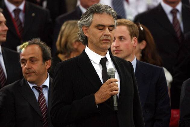 Tenor Andrea Bocelli (Italien), hi. FIFA Präsident Michel Platini (Frankreich, li.) und Prinz William (England) -  Fußball EC 1 Herren Champions League Finale 2008 2009, Einzelbild Rom Konzentration,