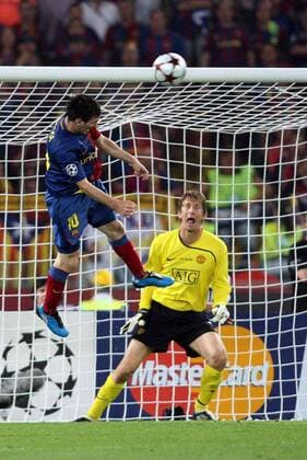 Lionel Messi (FC Barcelona, li.) trifft zum 0:2 gegen Torwart Edwin van der Sar (Manchester United) -  Fußball EC 1 Herren Champions League Finale 2008 2009, Manu - Barca 0:2 Gruppe Rom Dynamik, Höhe,