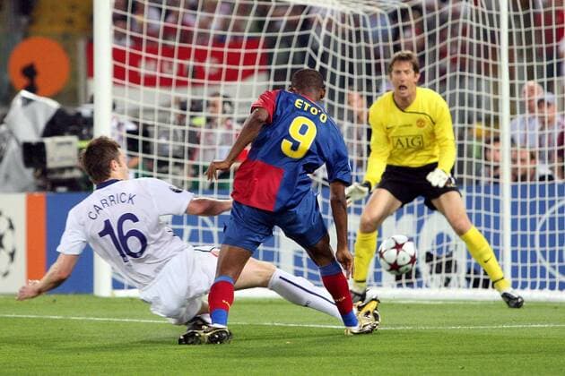 Samuel Etoo (FC Barcelona, Mitte) trifft zum 0:1 gegen Torwart Edwin van der Sar und Michael Carrick (beide Manchester United) -  (0S3G0985pyk) Fußball EC 1 Herren Champions League Finale 2008 2009, Manu - Barca 0:2 Gruppe Rom Dynamik, Kampf,